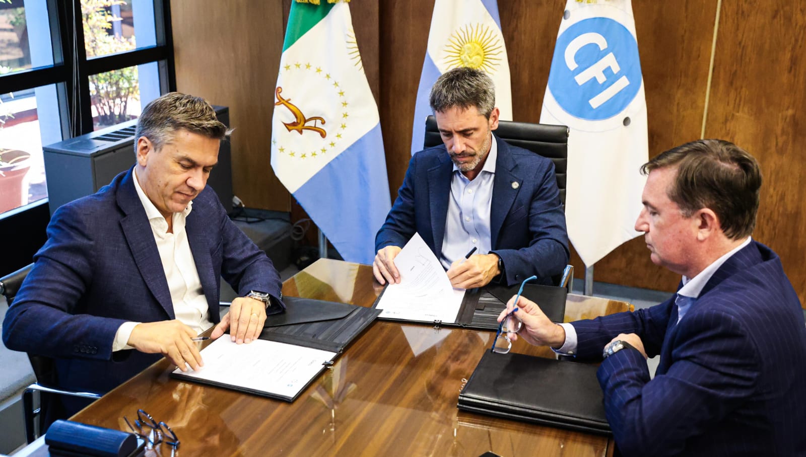 Bs.as:el gobernador zdero firmó importante convenios con el Cfi que impulsarán el desarrollo financiero de mujeres y el acceso al agua par la comunidad rural 
