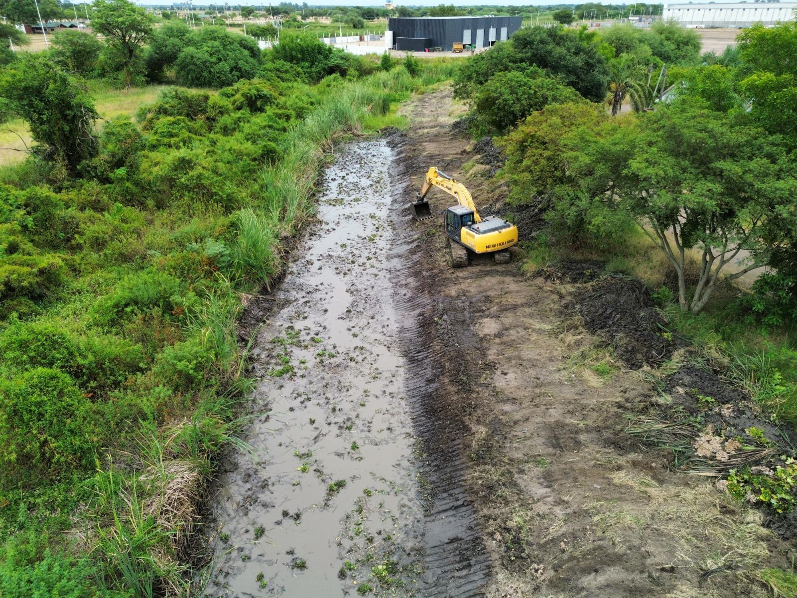El gobierno provincial trabaja en la limpieza del canal del riacho araza' y del canal aeropuerto 