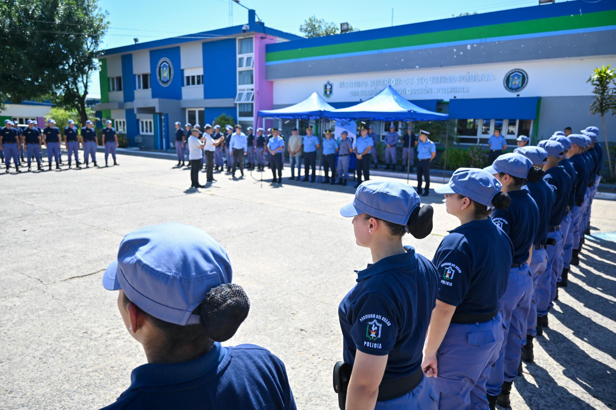 *PLAN PROVINCIAL DE SEGURIDAD: POLICIAS EGRESAN CON ARMAS Y UNIFORMES NUEVOS*