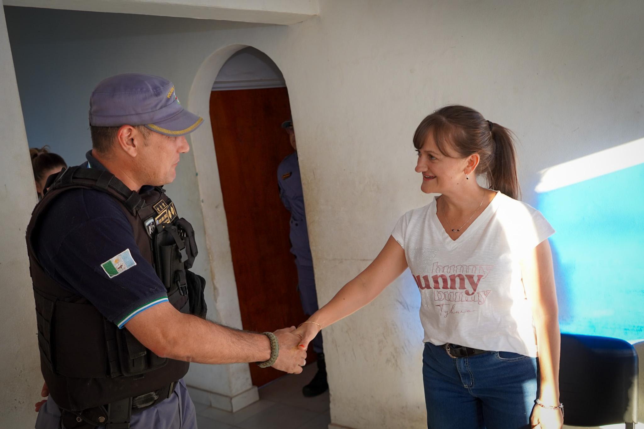 La verde : la vicegobernadora Schneider estuvo atendiendo demandas de la comunidad 