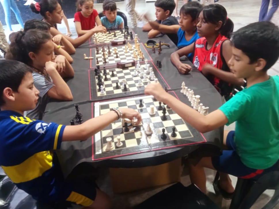 El instituto de deporte chaqueño continúa con sus clases en el parque urbano tiro federal 