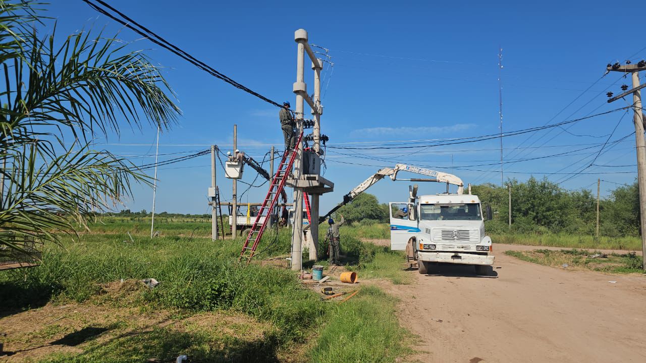 *EL GOBIERNO PROVINCIAL FORTALECE LA RED ELÉCTRICA EN BARRIOS DE JUAN J. CASTELLI*