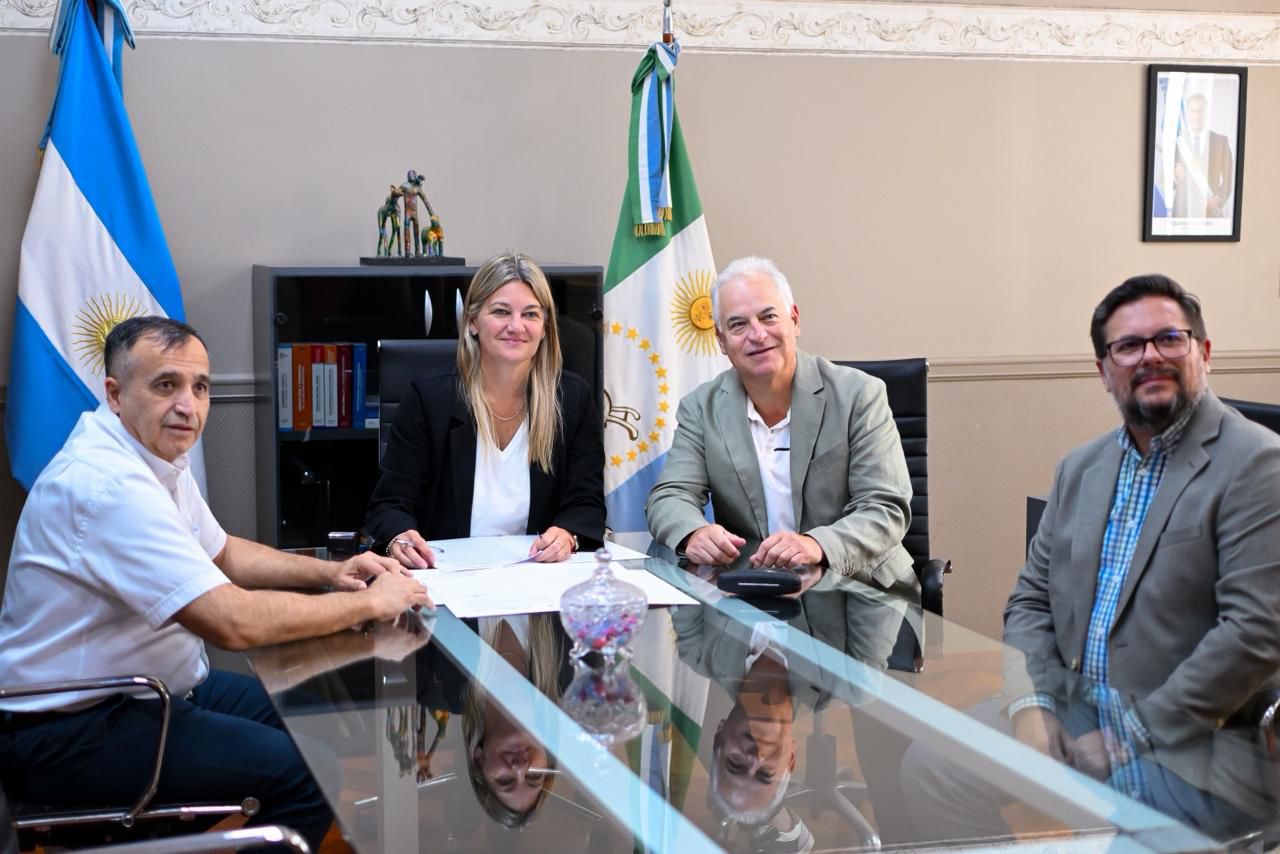 *FIRMAN CONVENIO PARA INICIAR LA LICITACI&Oacute;N DE LA OBRA DEL CENTRO ODONTOLOGICO SANTA APOLONIA*