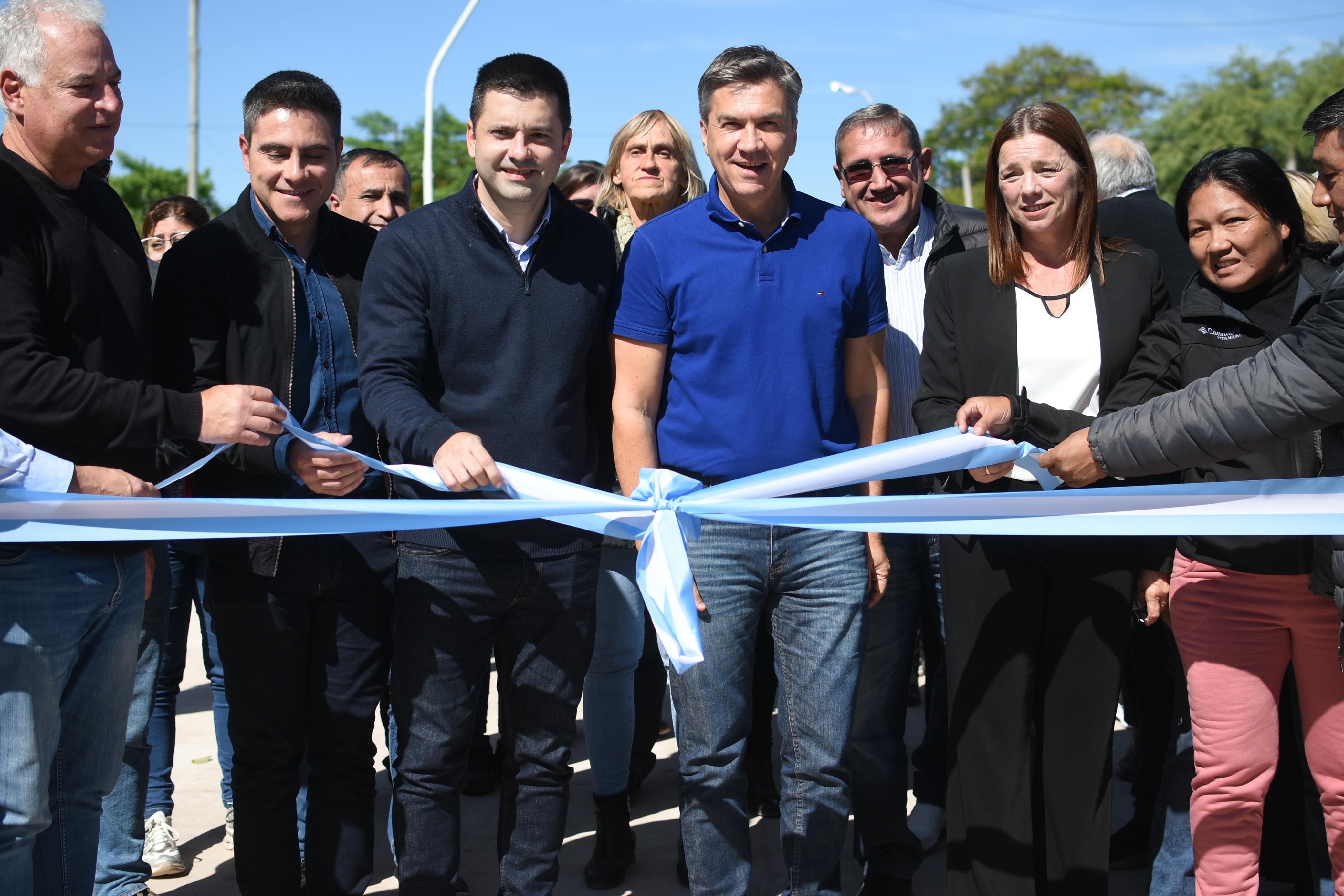 SÁENZ PEÑA: EL GOBERNADOR ZDERO INAUGURÓ HOY NUEVAS CUADRAS DE PAVIMENTO CON DESAGÜES E ILUMINACIÓN