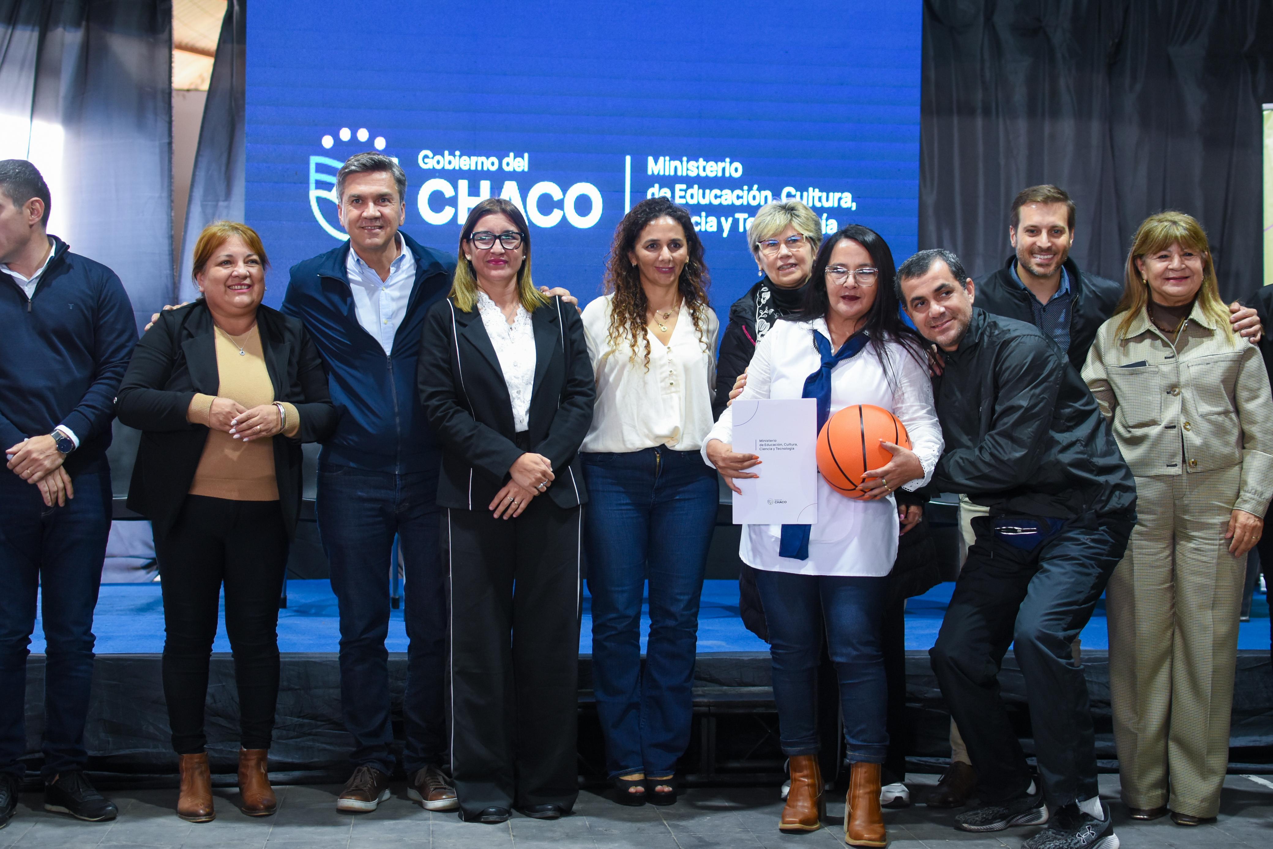 GRAL. SAN MARTÍN: EL GOBERNADOR ZDERO ENTREGÓ EQUIPAMIENTOS DEPORTIVOS A INSTITUCIONES EDUCATIVAS DE LA REGIONAL V
