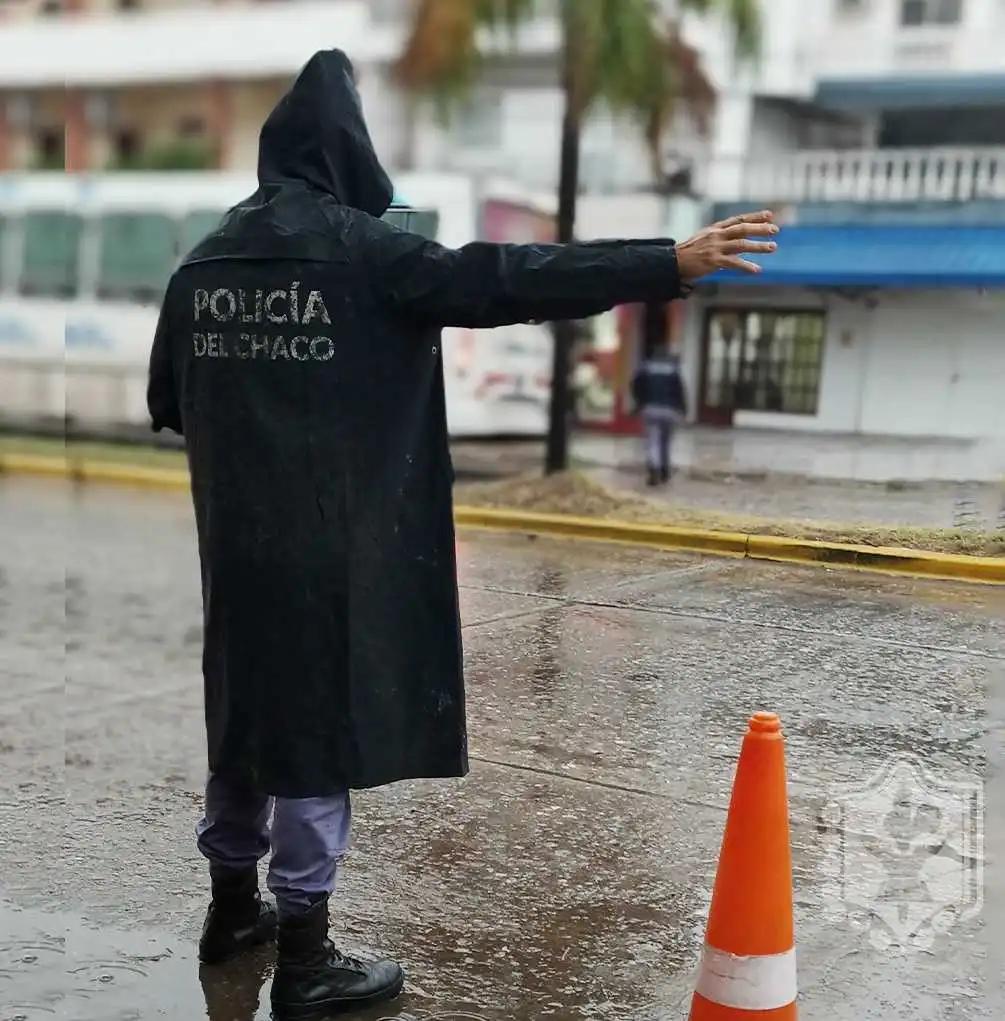 DÍAS DE LLUVIA: LA POLICÍA DEL CHACO BRINDA RECOMENDACIONES PARA CIRCULAR CON SEGURIDAD