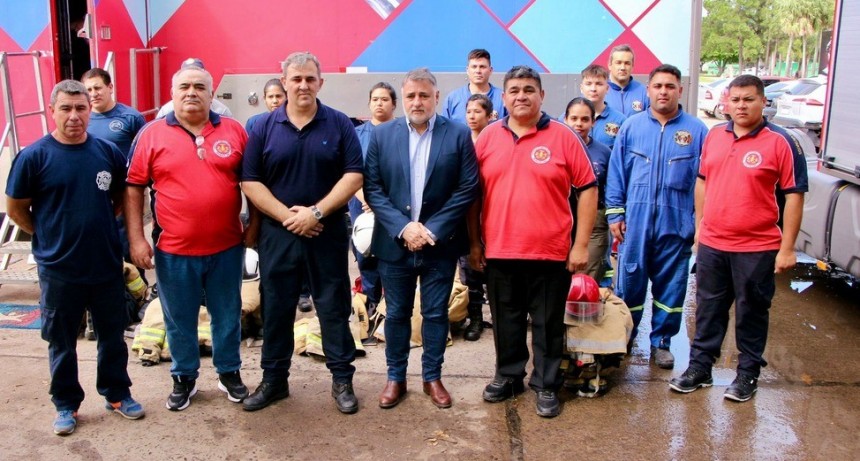LA VICEGOBERNADORA  SCHNEIDER PRESENTÓ EL SIMULADOR PARA EL ENTRENAMIENTO DE BOMBEROS EN ESPACIOS REDUCIDOS 